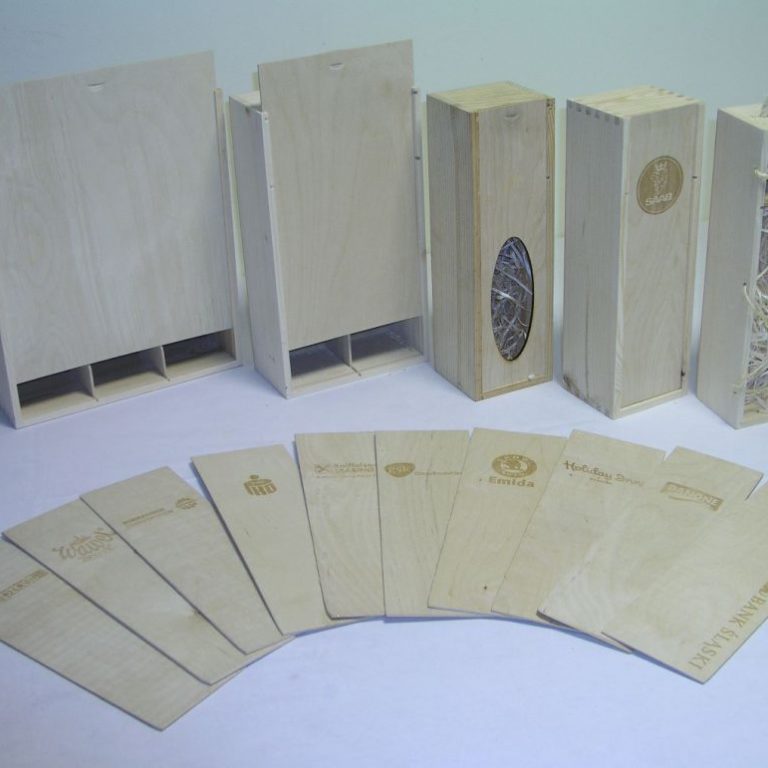 Skrzynki drewniane z dedykowanym nadrukiem lub grawerem